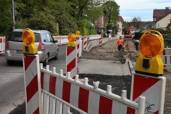 Engstelle: Auch im nunmehr zweiten Bauabschnitt an der Paderborner Straße zwischen Hotel Kanne und Hangsteinstraße kann der Verkehr nur einspurig laufen. Geregelt wird er mittels Baustellenampeln. - © Bernhard Preuss