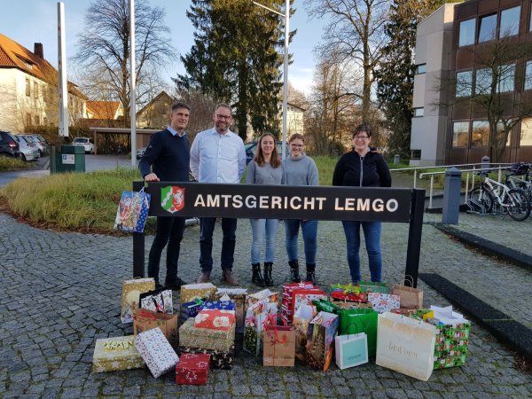Hübsch haben Mitarbeiter des Amtsgerichts ihre Weihnachtspakete für das Pflegeheim Sylvia gepackt. - © Amtsgericht Lemgo