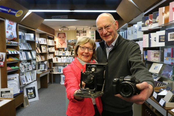 Ingrid Mildner-Biesemeier zeigt eine Contessa Nettel aus dem Jahr 1920. Ihr Mann Heinz Mildner ein modernes Modell, eine Panasonic Lumix. - © Alexandra Schaller