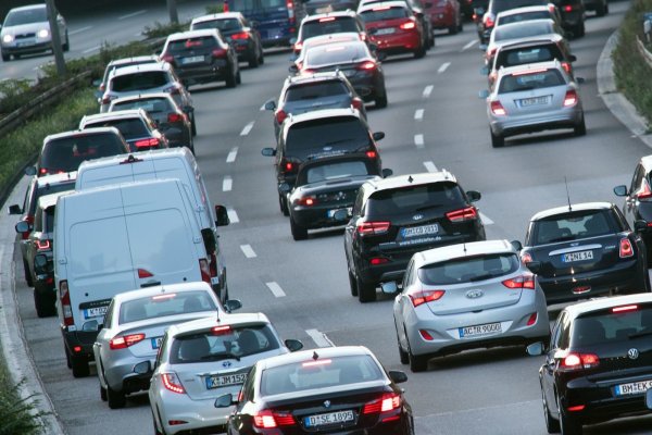 Zum Ende der Osterferien wird es noch einmal voll auf den deutschen Autobahnen. - © dpa