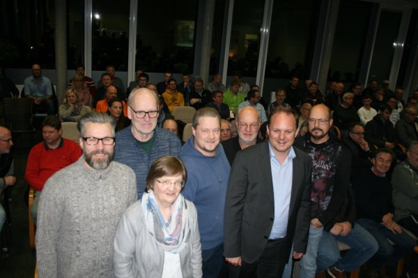 Über den Breitbandausbau in Extertal informieren (von links) Martin Marhofen, Dirk Wilhelm (beide Sewikom), Bürgermeisterin Monika Rehmert, Sven Bauche (Gemeinde Extertal), André Gronemeier (Kreis Lippe), Kai-Timo Wilke (Sewikom) und Ulrich Stephanides (Kreis Lippe). - © Sylvia Frevert