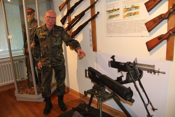 Nullachtfuffzehn: Günter Schlüter erläutert das wassergekühlte Maschinengewehr 08, das 1908 eingeführt wurde, 1915 kam eine leichtere Weiterentwicklung hinzu. Dadurch, dass die Soldaten bis zum Umfallen in der Bedienung des MG gedrillt wurden, entwickelte sich der Begriff "08/15" für die andauernde Wiederholug gleicher Vorgänge. - © Dieter Asbrock