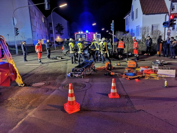 Zwei Menschen sind bei dem Unfall schwer verletzt worden. - © Feuerwehr Herford
