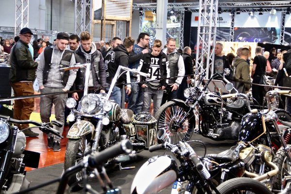 Besucher der Custombike-Show bestaunen veredelte Motorräder im Messezentrum an der B 239. ArchivFoto: Heidi Storl - © Heidi Stork
