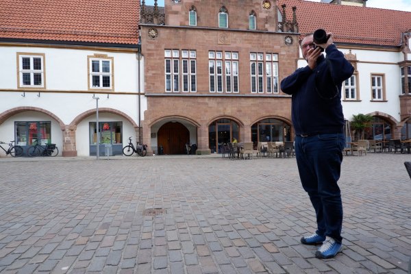 Michael Pitt freut sich auf die Eröffnung seines Fotostudios am Lemgoer Marktplatz. - © Lorraine Brinkmann