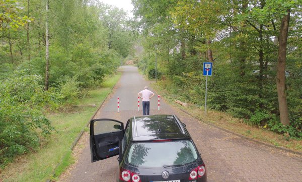 Noch geht es hier nicht weiter: Vorerst bleibt die Luisenstraße in Augustdorf gesperrt. Aber eine andere Lösung ist in Sicht. Die Verwaltung ist beauftragt worden, den Vorschlag von Wolfgang Huppke nun rechtlich zu prüfen. - © Manfred Brinkmeier