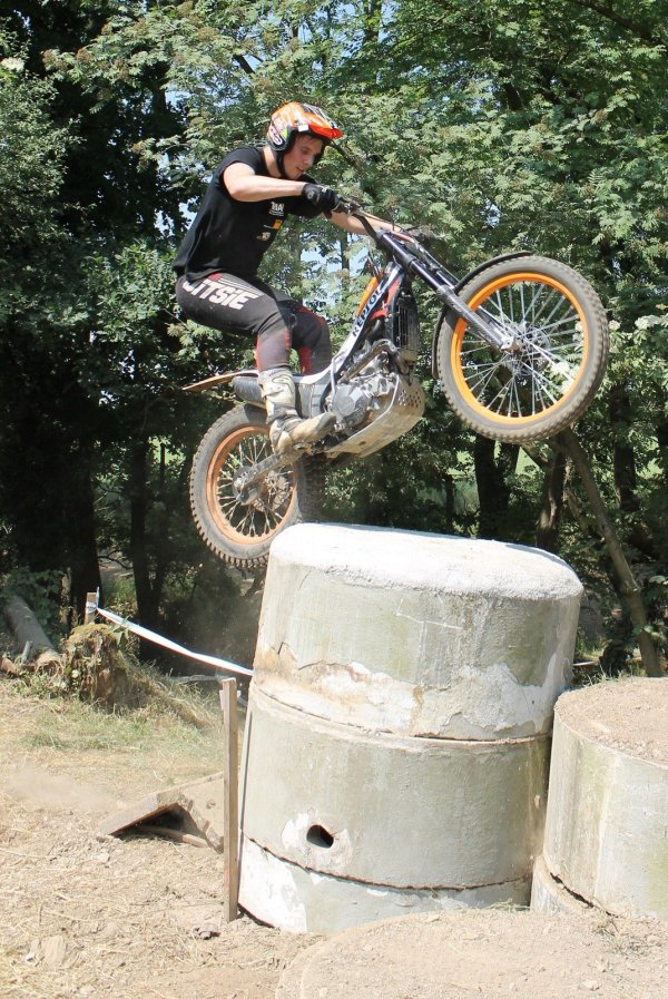 Gekonnt: Der für den MSC Wüsten startende Spenger Fabian Fenner kämpft in Hellerhausen um Punkte für die Deutsche Motorrad-Trial-Meisterschaft. Foto: Eric Brandsmeier - © Eric Brandsmeier