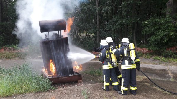 Proben für den Ernstfall: Diese Einsatzkräfte der Freiwilligen Feuerwehr Schieder-Schwalenberg bekämpfen in der „Training Base" in Weeze am Niederrhein einen lodernden Gasbrand. - © Feuerwehr Schieder-Schwalenberg