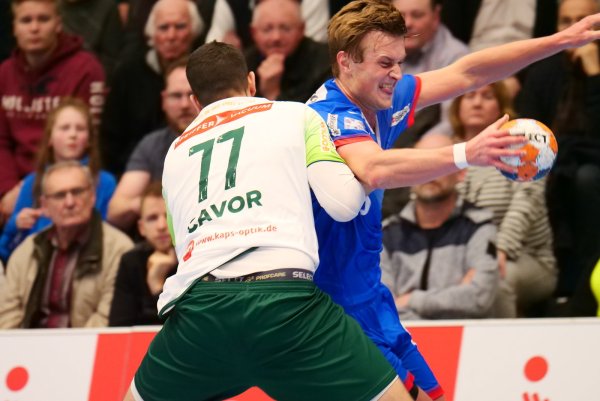 Lemgos Jonathan Carlsbogard ist auch von Wetzlars Linkshänder Stefan Cavor nicht aufzuhalten. Foto: Jörg Hagemann - © Jörg Hagemann