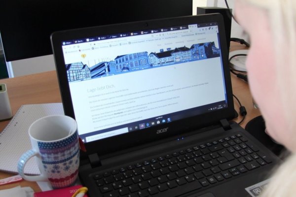 Auf der Homepage von „Lage liebt dich" können sich Kunden informieren. - © Sascha Zierke