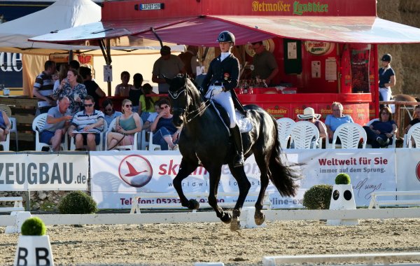 Im Galopp: Europameisterin Lia Welschof räumte mit Don Windsor OLD mächtig ab auf den Dressurtagen in Oerlinghausen-Währentrup. Foto: Jörg Hagemann - © Jörg Hagemann