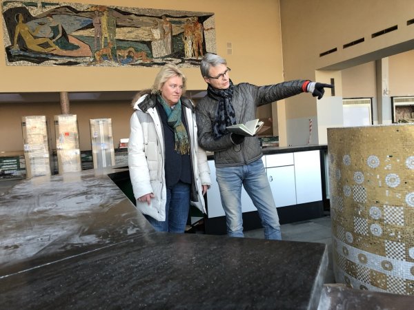 Ronald Achtsnick und Anette Thiel von der Stadt in der sanierten Wandelhalle. - © Sven Kienscherf