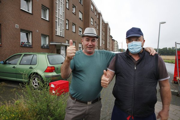Das Ende der Quarantäne und die wiedergewonnene Bewegungsfreiheit am Sürenheider Zollhausweg wird mit Jubel begrüßt. - © Roland Thöring