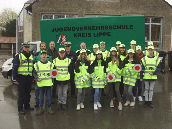 Die neuen Schülerlotsen stehen vor dem Fahrzeug der Jugendverkehrsschule. Mit dabei sind (hinten, von links) Michael Behler, Jens Evers, Dr. Eike Stiller, Bernd Krüger und Nils Donat. - © Wulf Daneyko