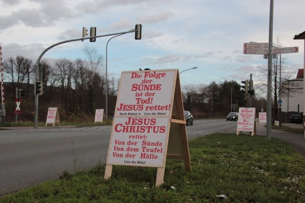 Am Detmolder Weg und Braker Weg sowie am Langenbrücker Tor haben vergangene Woche gleich mehrere Aufsteller mit christlicher Botschaft gestanden. - © Carolin Brokmann-Förster
