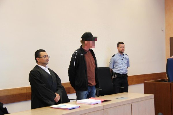 Der 39-Jährige Angeklagte (Mitte) mit seinem Verteidiger Remzi Yalcin (links). - © Nadine Uphoff