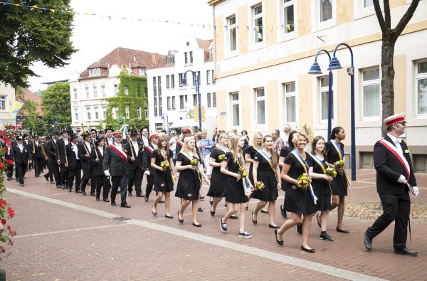 Umzug durch die Innenstadt: Auch dieses Jahr führen mehrere Umzüge die Schützen durch die Fußgängerzone und angrenzende Straßen. - © Ulrich Lambracht