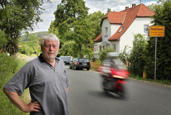 Idyll mit Motorgebrüll: Helmuth Hardt ist mit seiner Frau Marita von Duisburg-Süd an den Rand von Heidelbeck gezogen, um die Ruhe zu genießen. - © Bernhard Preuss