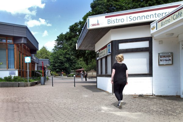 Bislang wenig einladend: Der Weg vom Parkplatz zum Denkmal soll schöner werden. - © Bernhard Preuss