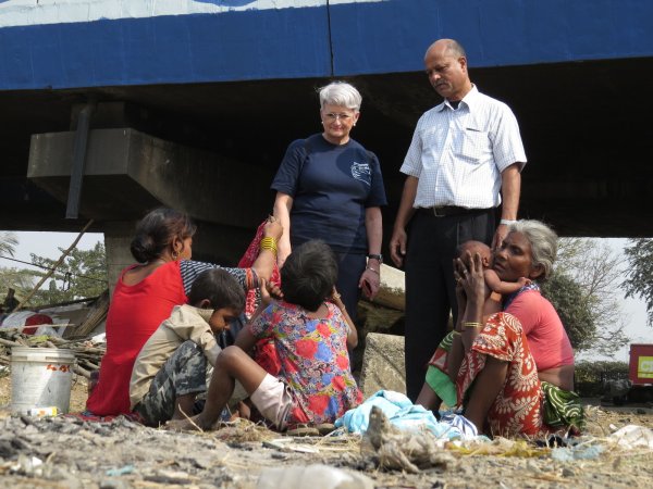 Ella Nölting und Carlton Rixon unterhalten sich mit einer indischen Familie, die unter einer Brücke lebt. Rixon übersetzt. - © Ingo Kalischek