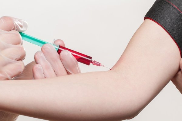 Für den Antikörpertest wird Blut abgenommen. - © Symbolbild Pixabay