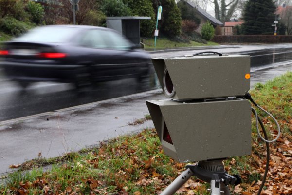 Achtung Blitzer: eine der mobilen Geschwindigkeitsmessstellen der Kreispolizei Lippe in im Einsatz. - © Bernhard Preuss