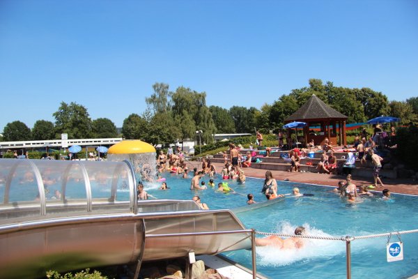 Viele Badegäste kühlen sich im Salzufler Freibad ab. - © Archvifoto: Carolin Brokmann