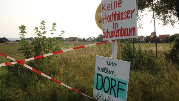 Anwohner in Schuckenbaum haben an der Herforder Straße Plakate, Aufsteller und Banner postiert. Damit protestieren sie gegen die ihrer Einschätzung nach zu massive Bebauung des Areals Brunsheide Süd-Ost. - © Birgit Guhlke/Neue Westfälische
