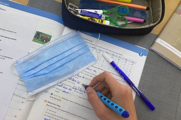 Lernen in der Schule: Angesichts hoher Inzidenzen weigern sich immer mehr Städte, die Schulen offen zu lassen. Aber das Land macht da nicht mit. - © SvenSimon/Frank Hoermann