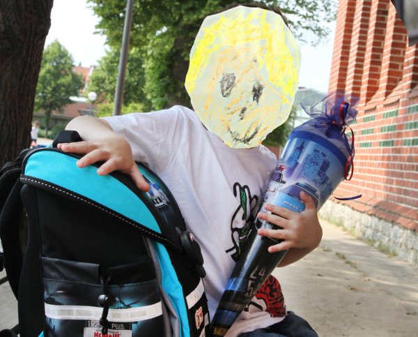 Datenschutz: Kinder auf dem Schulhof dürfen nicht fotografiert werden. - © Montage: Vera Gerstendorf-Welle