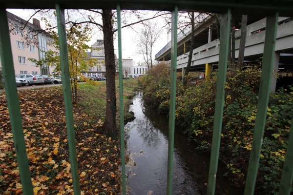Am Parkhaus Lustgarten in der Detmolder Innenstadt fließt die Werre entlang. - © Patrick Bockwinkel