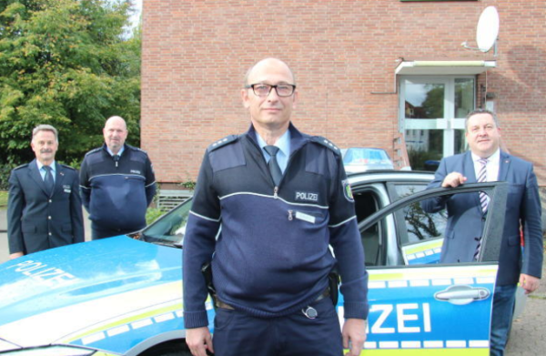 Neuer Bezirksbeamter: Carsten Ehmer (vorne) mit (von links) Jürgen Siebel, Jürgen Schnelle und Landrat Dr. Axel Lehmann hinter dem Gebäude der Lagenser Wache.  - © Cordula Gröne