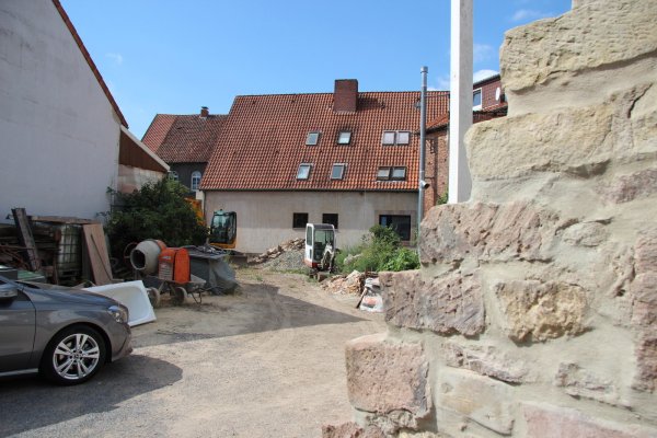 Stein des Anstoßes: Auf der ehemaligen Grünfläche hinter dem Restaurant am Ostertor sollen weitere Parkplätze entstehen. - © Katrin Kantelberg