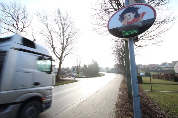 Im Interesse der Kinder: Autofahrer in Extertal sollen mit einem Dialog-Display – hier ein Archivbild – gebremst werden. - © Jens Rademacher