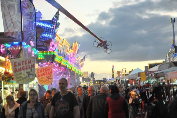 Besuchermagnet: Tausende schlendern beim Wilbaser Markt durch die Reihen und genießen den Kirmestrubel mit Fahrgeschäften und Ständen. - © Nicole Ellerbrake