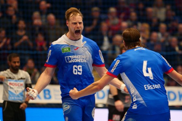 Feiertagsfreude: Die Lemgoer Christian Klimek und Bjarki Mar Elisson feiern den 34:32-Sieg gegen den HC Erlangen. - © Jörg Hagemann