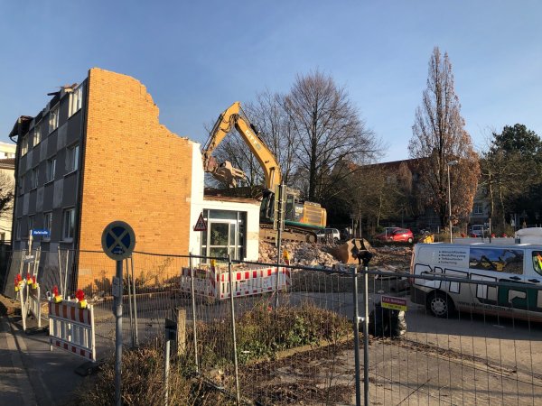 Die Abrissarbeiten in unmittelbarer Nähe zum Klinikum laufen auf Hochtouren. Das Gebäude soll einem neuen Ärztehaus samt Parkpalette weichen. - © Martin Hostert