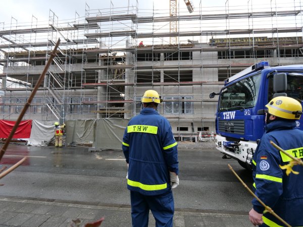 Das Technische Hilfswerks (THW) unterstützte die Paderborner Feuerwehr bei den Rettungs- und Bergungsarbeiten. - © Ralph Meyer