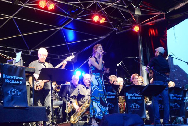 Archivbild - Weit und breit kein Regenbogen in Sicht: Trotzdem begeisterten Sängerin Marta Hornik und die "Brick Town Big Band" mit "Over the rainbow". - © Archivfoto: André Gallisch