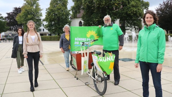 Die Leopoldshöher Grünen, Nurcan Aymandir (v. l.), Anna-Lena Weiss, Birgit Kampmann, Jürgen Hachmeister und Anna Morsbach, haben ihre Wahlkampf-Aktionen vorgestellt. Dabei spielt auch das Lastenfahrrad eine Rolle. - © Birgit Guhlke