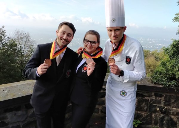 Starke Leistung der Lipper: Lars Jonas Schmidt, Sophie Stockmann (Restaurant- und Hotelfach, Maritim Hotel Bad Salzuflen) und Koch Marcellus Lömker (Die Windmühle Fissenknick, Horn-Bad Meinberg) behaupten sich auf dem Petersberg. - © DEHOGA