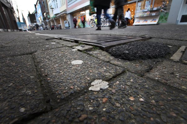 Festgeklebte Kaugummis in der Fußgängerzone und anderswo sollen der Vergangenheit angehören. Die Beseitigung ist kostspielig. Gegen derlei Gedankenlosigkeiten will die Stadt angehen und für mehr Bewusstsein bei den Bürgern werben. - © Vera Gerstendorf-Welle