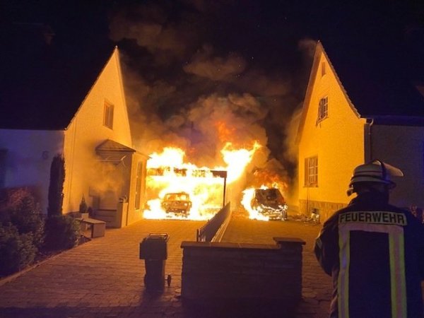 In der Feldbrandstraße sind am Sonntagabend zwei Autos und ein Carport von einem Feuer zerstört worden. - © Freiwillige Feuerwehr Blomberg