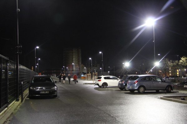 Auf dem "Park + Ride"-Parkplatz am Bahnhof wird die Beleuchtung heller, wenn die Sensoren Bewegung erfassen. - © Jana Beckmann