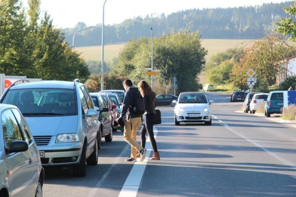 Die Bunsenstraße vor der Phoenix-Contact-Arena. Hier, geradeaus über die Felder unterhalb des Biesterbergs hätte die Entlastungsstraße Brake ansetzen und zur Residenzstraße führen sollen. - © Jens Rademacher