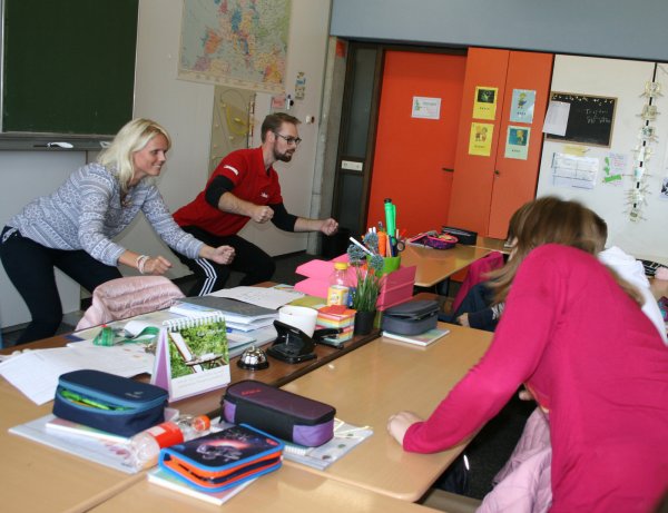 Sportlich aktiv: Lehrerin Sarah Briese und Fabian Duprée (rechts) machen mit den Fünfklässlern Übungen. - © Sylvia Frevert