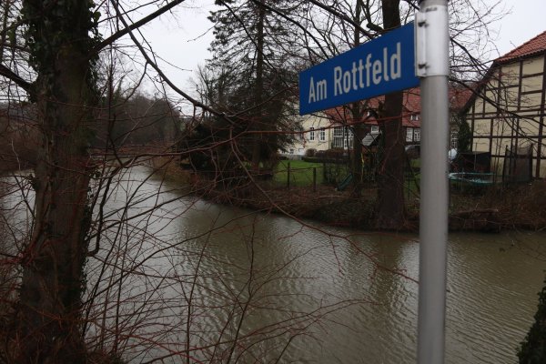 Ein Ziel für die paarungsbereiten Amphibien ist der Teich am Gut Eckendorf an der Bielefelder Straße. - © Birgit Guhlke