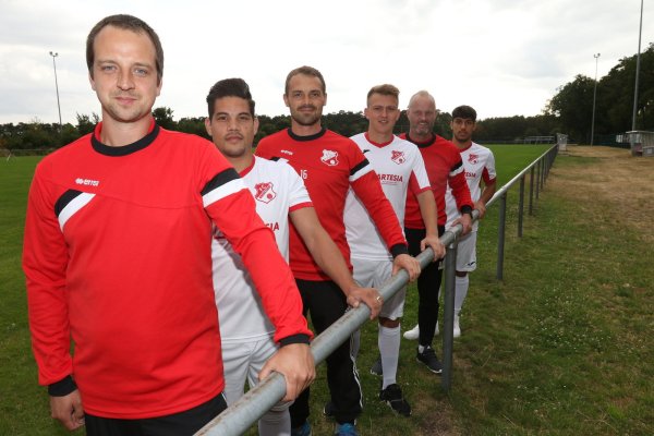Vorstellung der Neuzugänge am Schlingsbruch: Trainer Matthias Heymann (von vorne), Patrik Ehrenberg (SC Greven), Trainer Alexander Rau, Daniel Greb (FSV Pivitsheide), Torwart-Trainer Michael Baumgart und Dominik Zlatar (SuS Lage). - © Oliver König