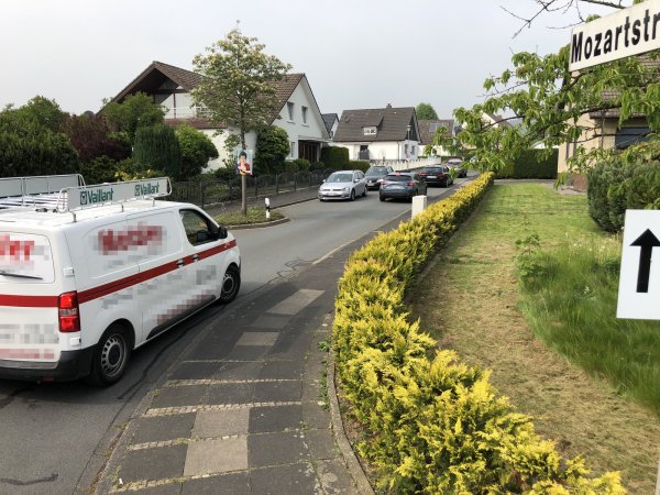 Nadelöhr: Über die Mozartstraße mit ihren zahlreichen Ausbuchtungen fließt derzeit ein Teil des Verkehrs zwischen Bad Salzuflen und Herford. - © Sven Kienscherf