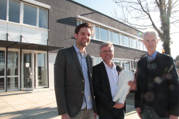 Neues Leben an der Pagenhelle: Die Zahnärzte (von links) Fabian und Udo Stichling ziehen als erste Mieter in die umgebaute alte Videothek. Die Arbeiten der vergangenen zwei Jahre verantwortet Architekt Stefan Brand. - © Till Brand